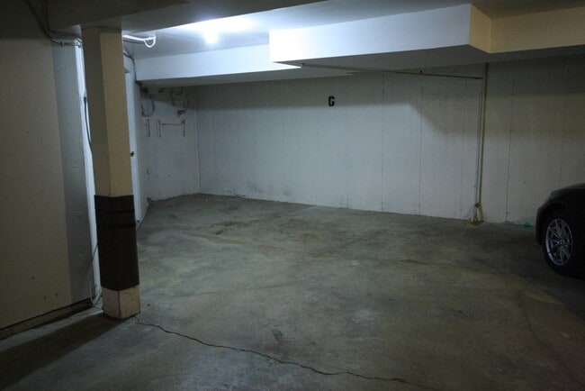 Building Photo - Beautiful 2 Bedroom/2 Bath condo in Parkwa...
