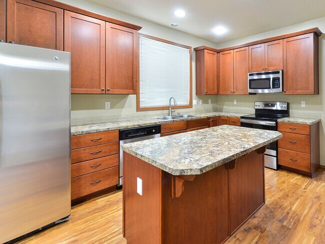 Building Photo - Large Private Townhouse - Kent - 3 Bed/2.5...