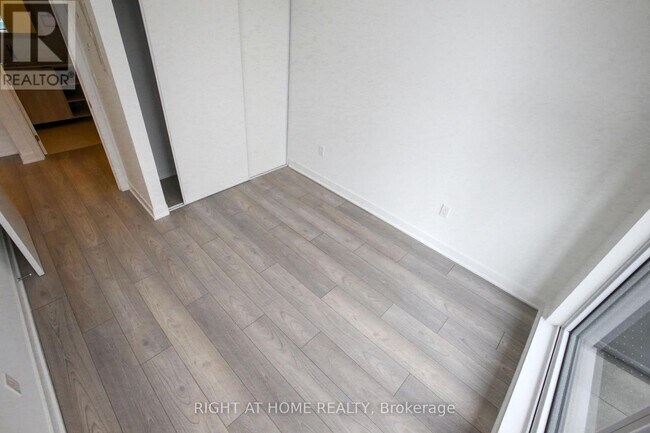 Photo du bâtiment - 1007 The Queensway