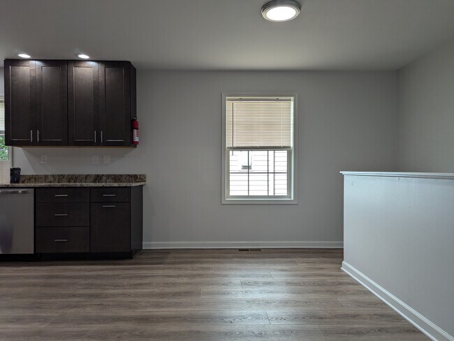 Comedor - 612 Benjamin Ct