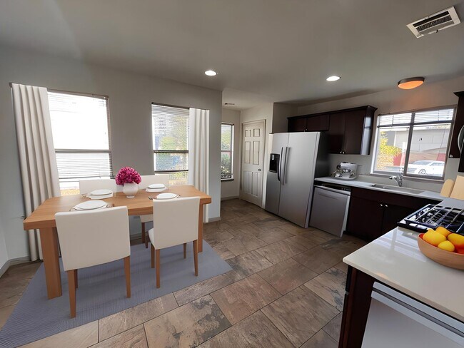 Foto del edificio - 4Bed/2Bath House w/ detached 2 car garage