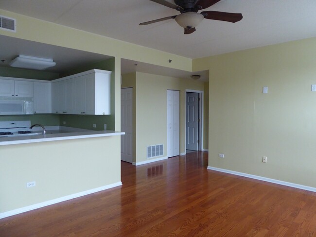 Building Photo - 400 Village Cir