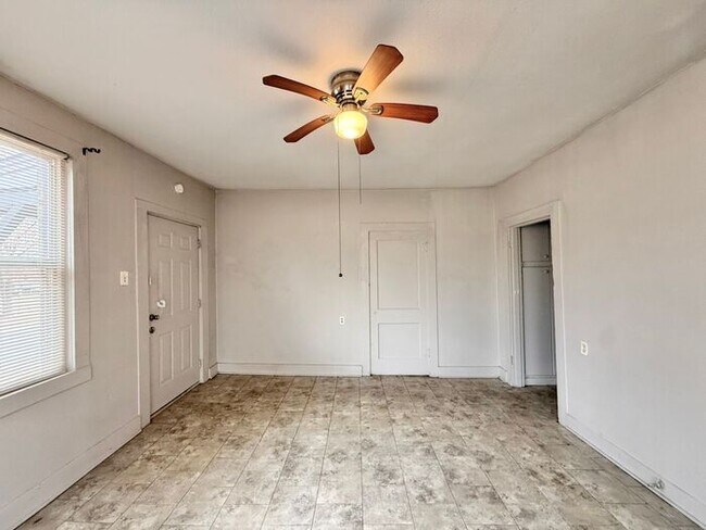 Foto del edificio - Charming 2-Bedroom 1-Bathroom Unit!