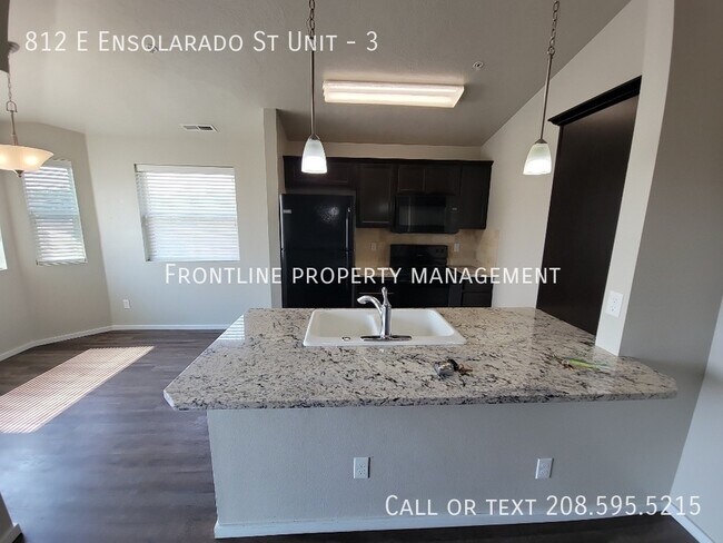 Foto del edificio - 812 E Ensolarado St