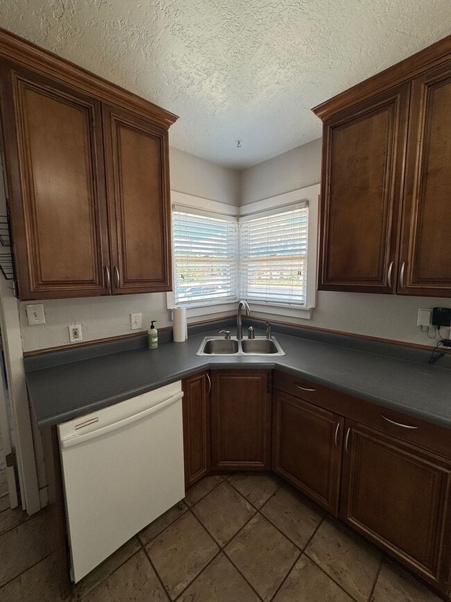 Building Photo - 2 Bed Single Family Home