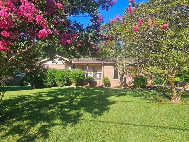 Foto del edificio - GORGEOUS BRICK RANCH HOME / PARTIAL FINISH...