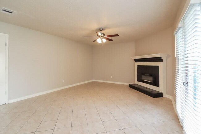 Foto del edificio - 8310 Woodland Willows Dr