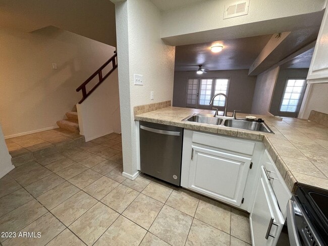 Building Photo - 2121 W Union Hills Dr