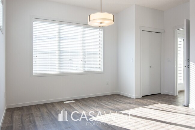 Photo du bâtiment - 1274 McConachie Blvd NW