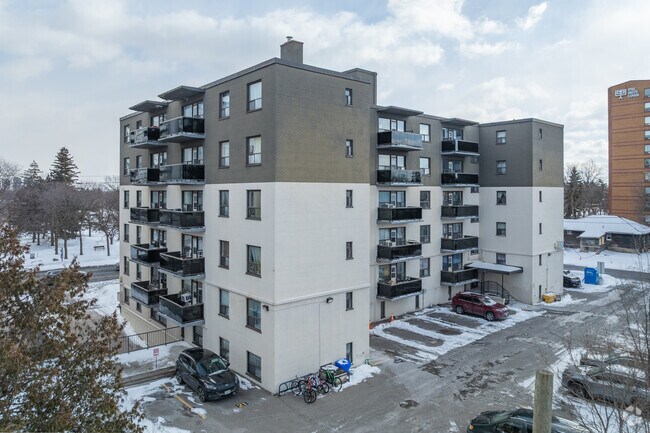 Photo du bâtiment - 4340 Bathurst Street