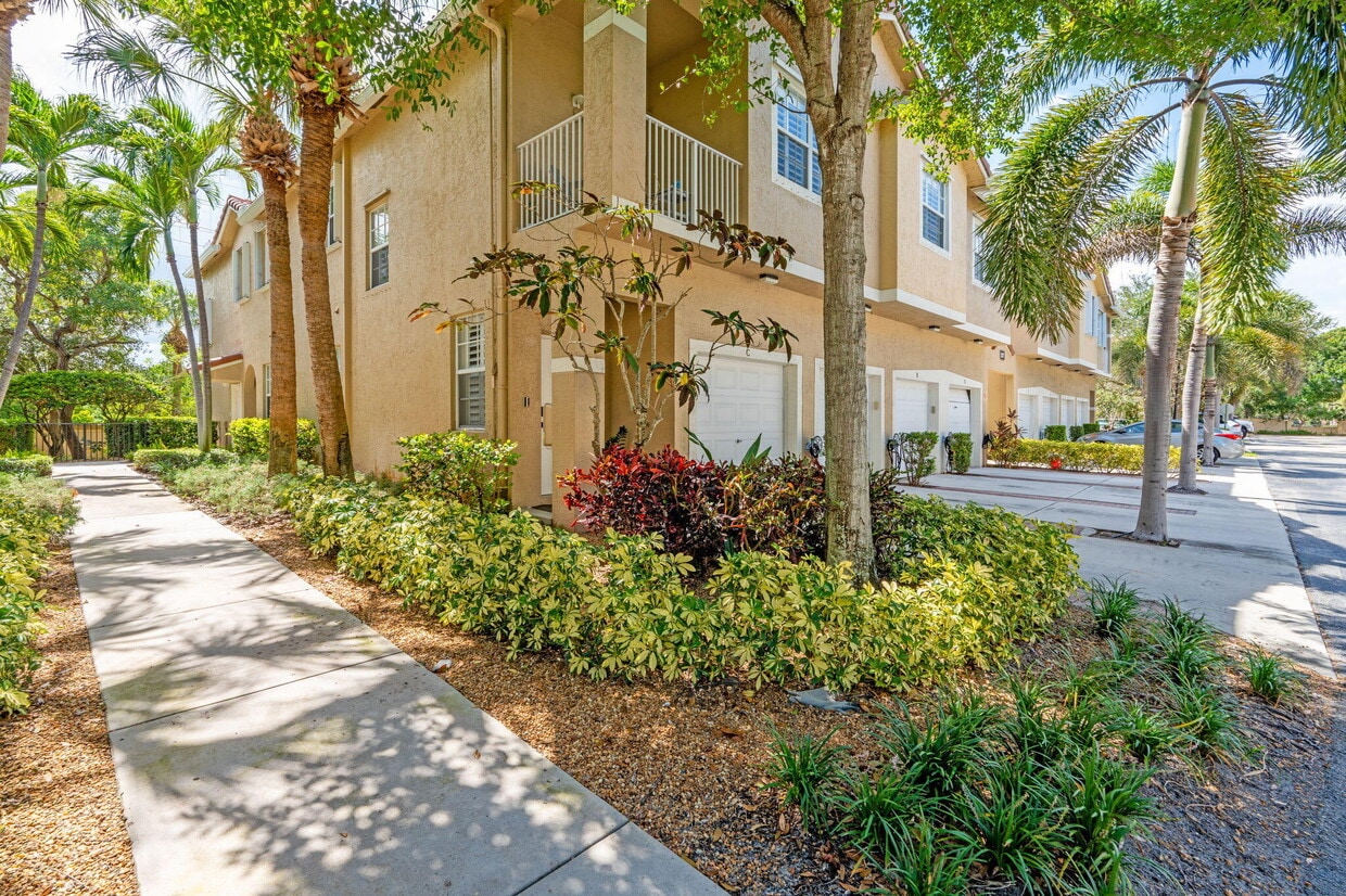 Primary Photo - 117 Lighthouse Cir