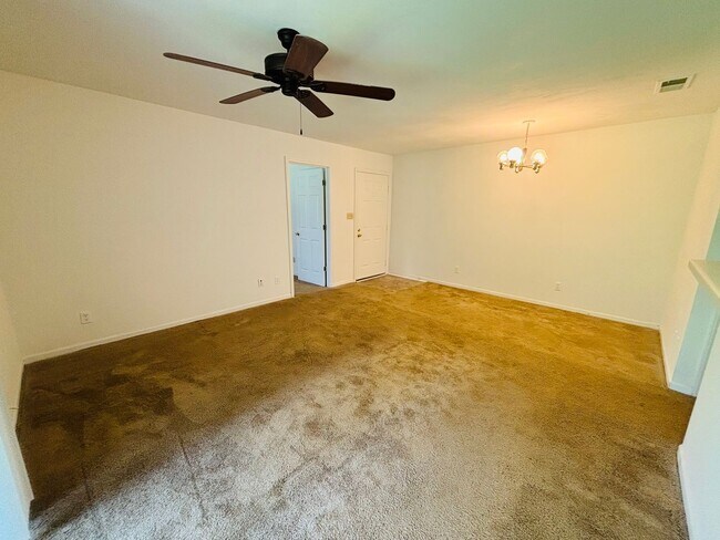 Building Photo - 4 Bedroom, 2 Bath Condo