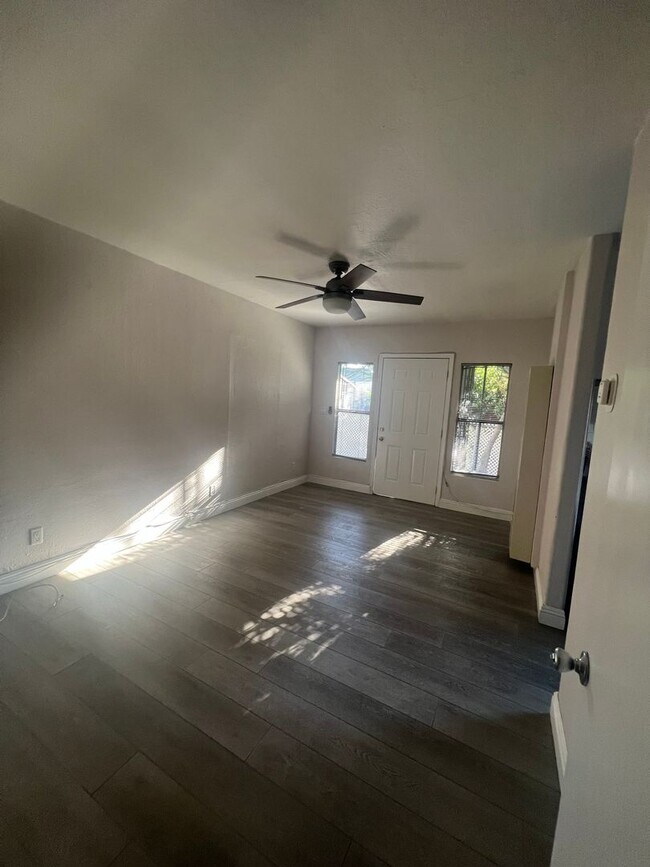 Building Photo - 1535