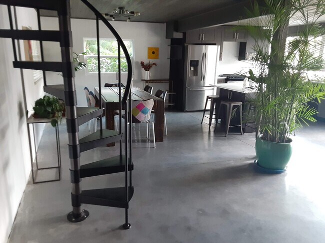 Foto del edificio - 8329 Wren Rd