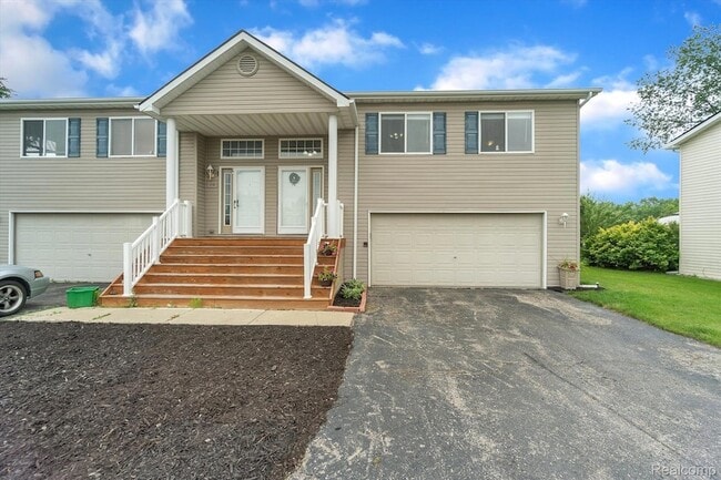 Building Photo - 1116 Lakeview Cir