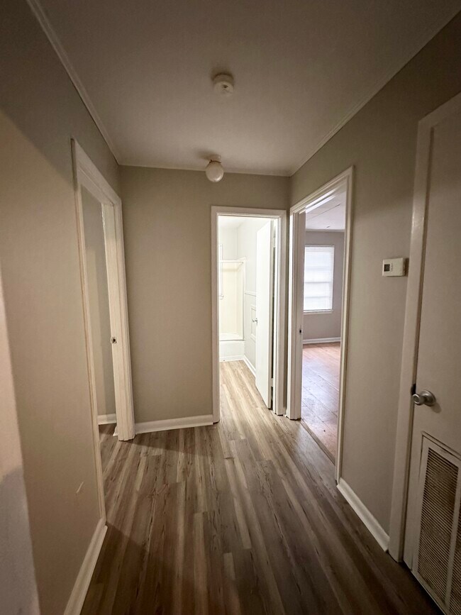 Building Photo - 608 Sunset Dr