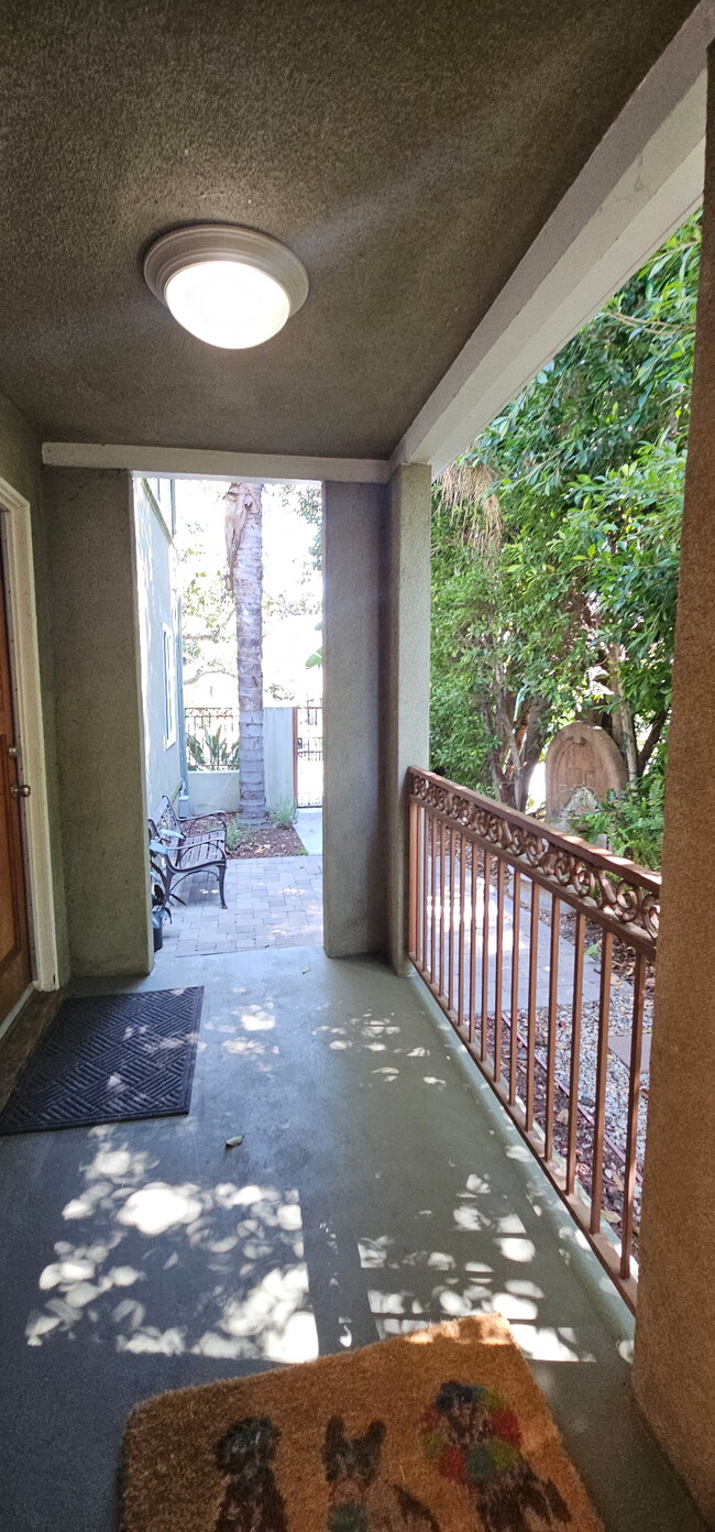 Building Photo - 449 S Doheny Dr