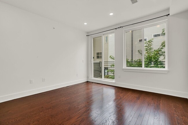 Building Photo - Beautiful huge 3 bed 3 full bath available...