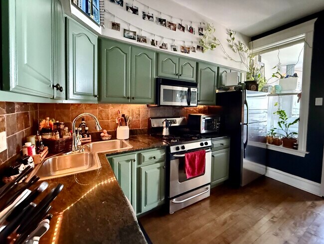 Foto del edificio - 1537 N Claremont Ave