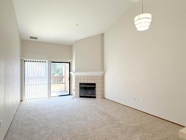 Building Photo - BRIGHT TOP FLOOR 2 BEDROOM CONDO ! Vaulted...