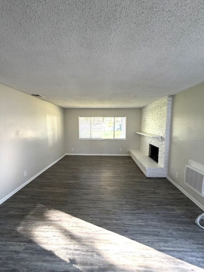 Building Photo - 988 Springfield St