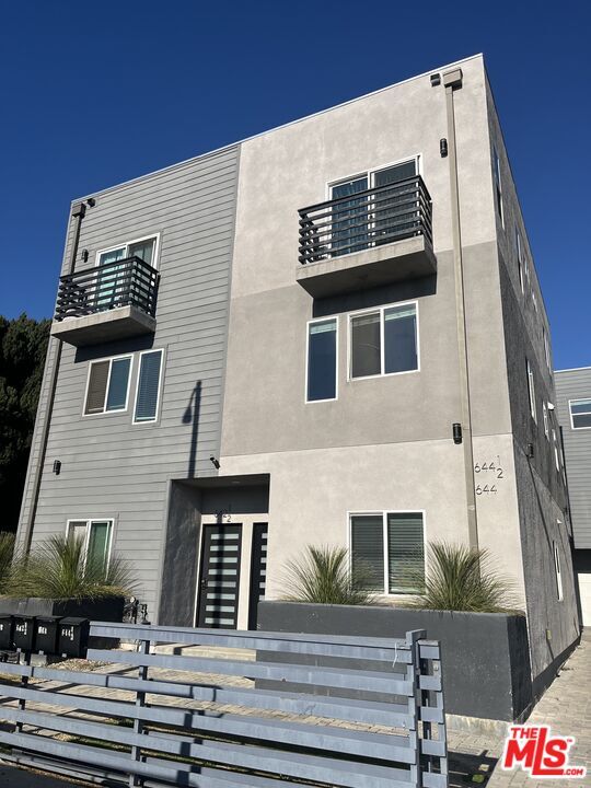 Building Photo - 642 N Manhattan Pl