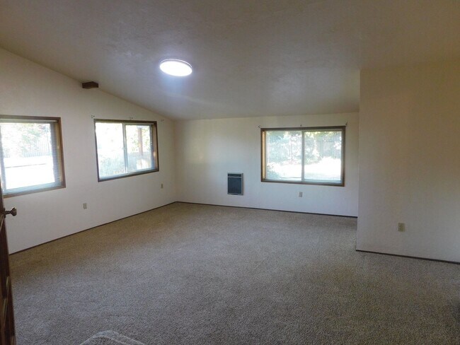 Foto del edificio - Spacious 3/Bedroom-1-1/2Bathroom Home In F...