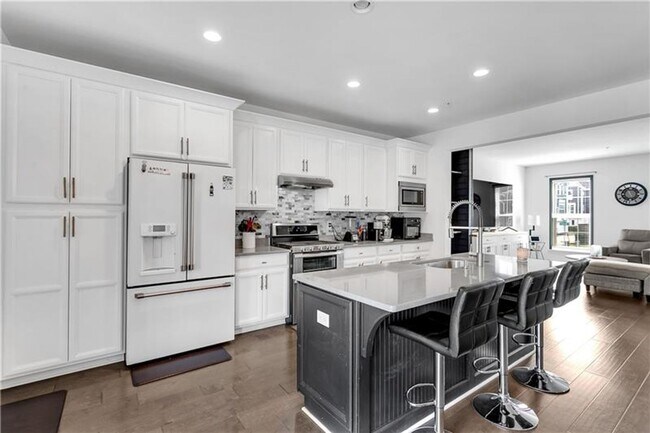 Foto del edificio - Refined Comfort Meets Modern Living — High...