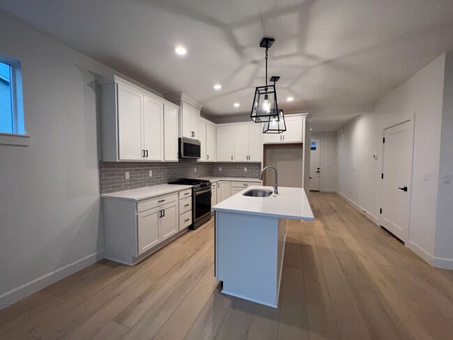 Building Photo - BRAND NEW!!! STUNNING SANDY, OR TOWNHOME O...