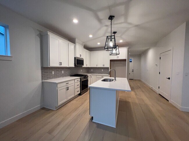 Foto del edificio - Modern Townhome Near Sandy High — Style, C...
