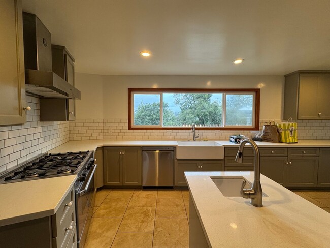 Building Photo - Beautiful 3 bedroom gated home in Aptos Hi...