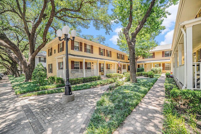Foto del edificio - Charming, turnkey apartment near Oak Lawn ...