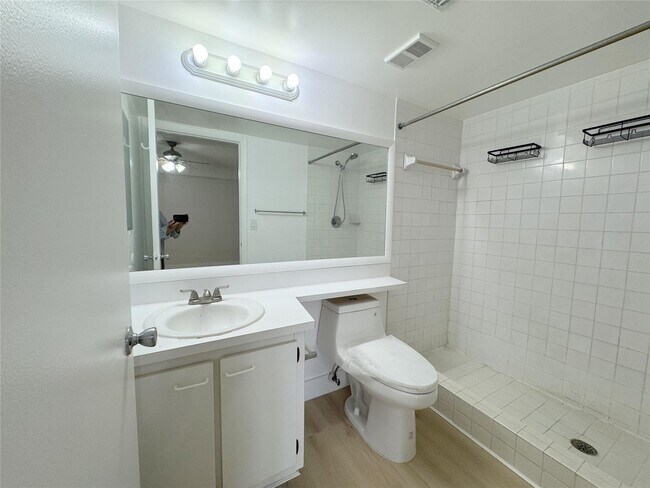 Foto del edificio - 7680 Westwood Dr