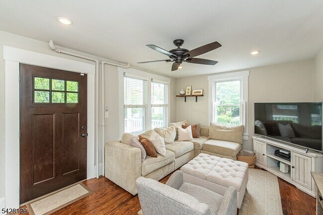 Building Photo - Single Family Home For Rent