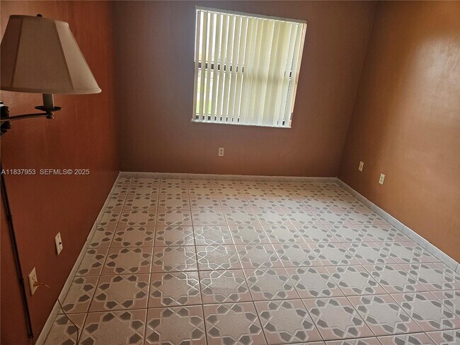 Foto del edificio - 855 NE 209th St