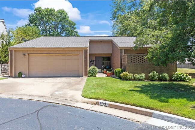 Foto del edificio - Gorgeous home in Point South! Lawn care in...
