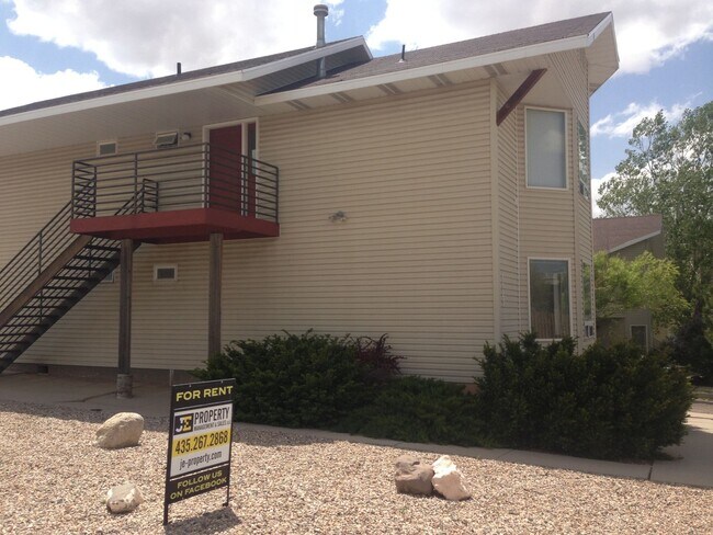 Foto del edificio - Ground Level Apartment