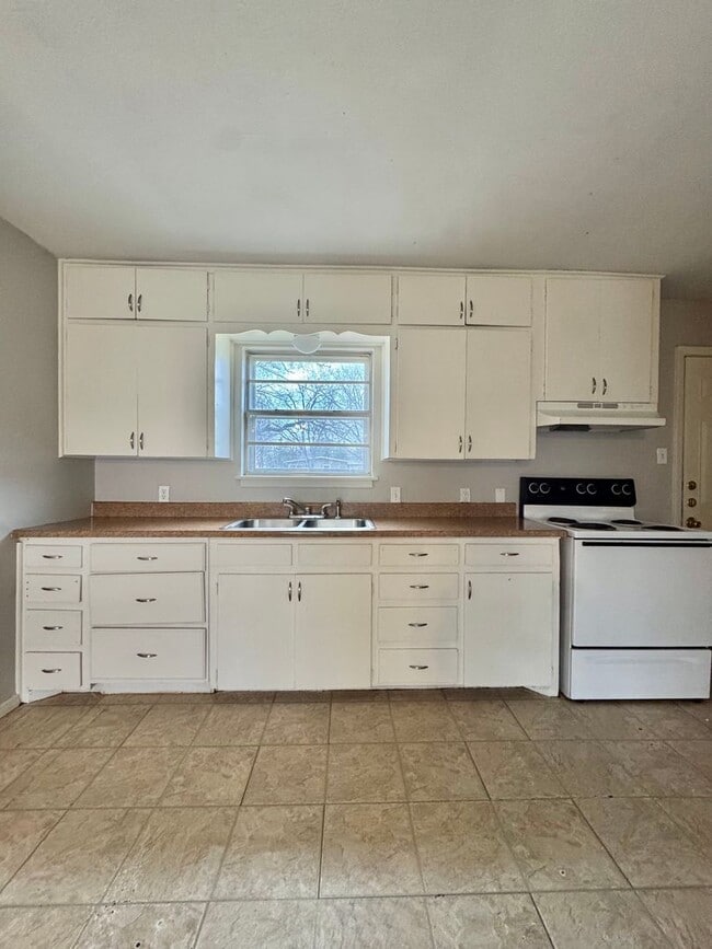 Building Photo - NOW AVAILABLE - 3 Bedroom Home + Large Fully Fenced Yard!