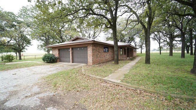 Building Photo - 2100 Soda Springs Rd