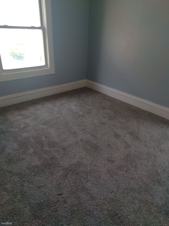 Building Photo - 2 br, 1 bath Triplex - 3549 West 129th Str...