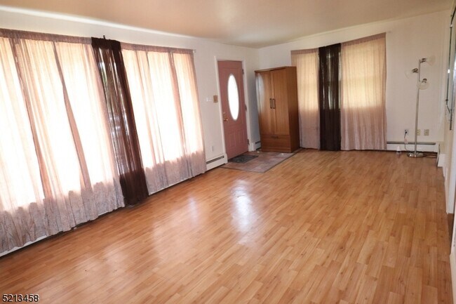 Building Photo - 46 Woodbine Ave