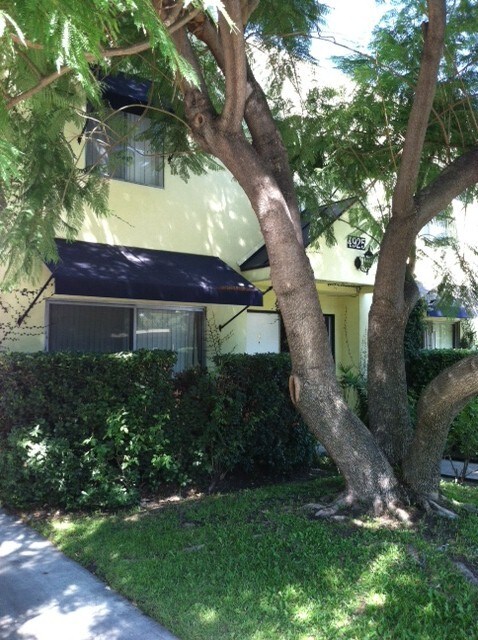 El frente de la unidad. - 4925 Coldwater Canyon Ave