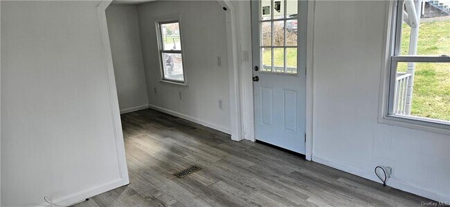 Building Photo - 8 Hideaway Ln