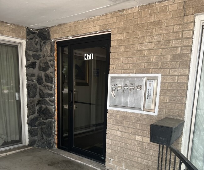 Foto del edificio - 471 Hirsch Ave