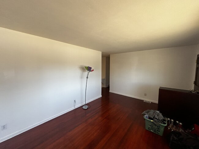 Foto del edificio - Available Immediately! Spacious 6-Bedroom Retreat with 2 Full Baths in Charming Denver Locale!