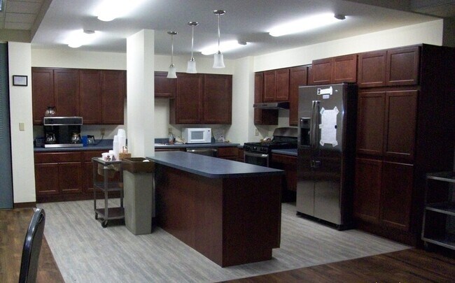 Área de cocina de la sala comunitaria - Laborer's Home Development IV, For Age 62+