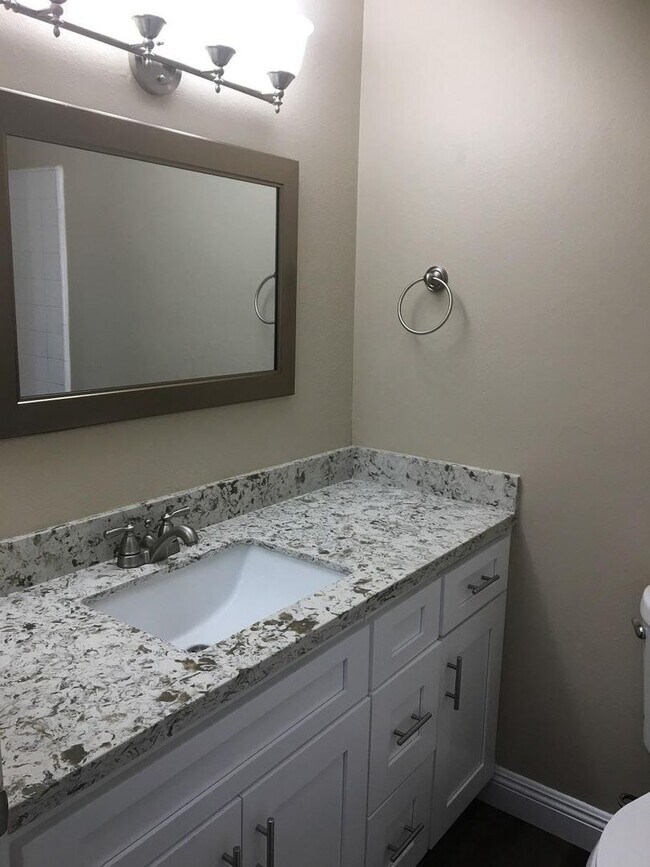 Foto del edificio - Beautifully remodeled 2 bed, 1 bath Condo!