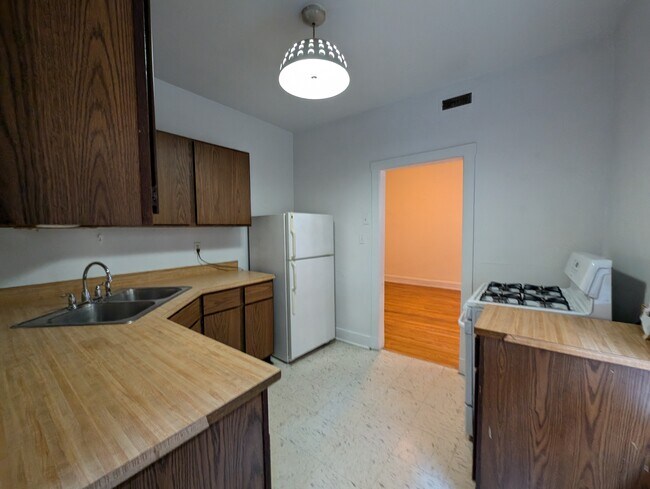 Building Photo - 3521 N Racine Ave