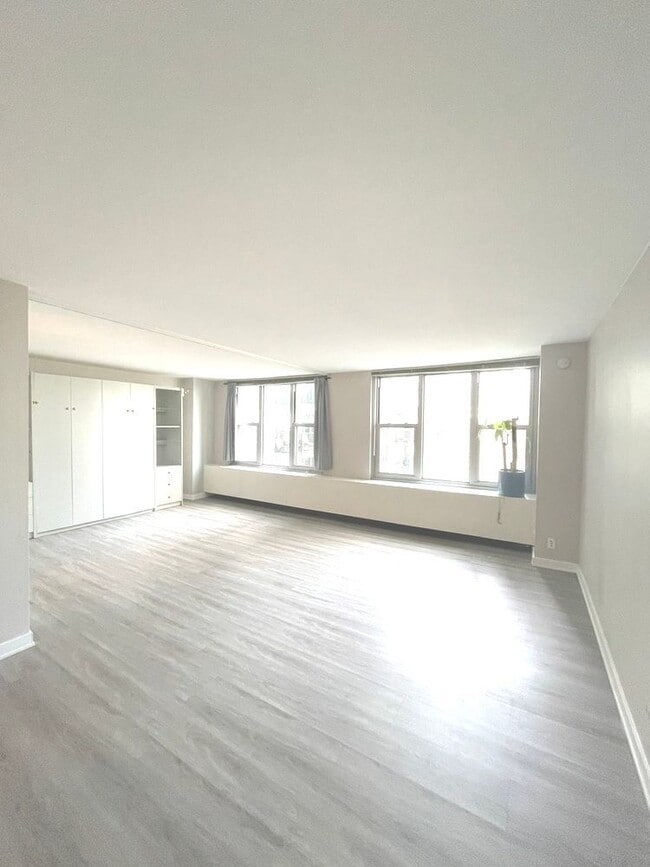 Building Photo - 400 E Randolph St