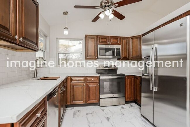 Building Photo - Gorgeous Tri-Level Home with 3 bedroom and...